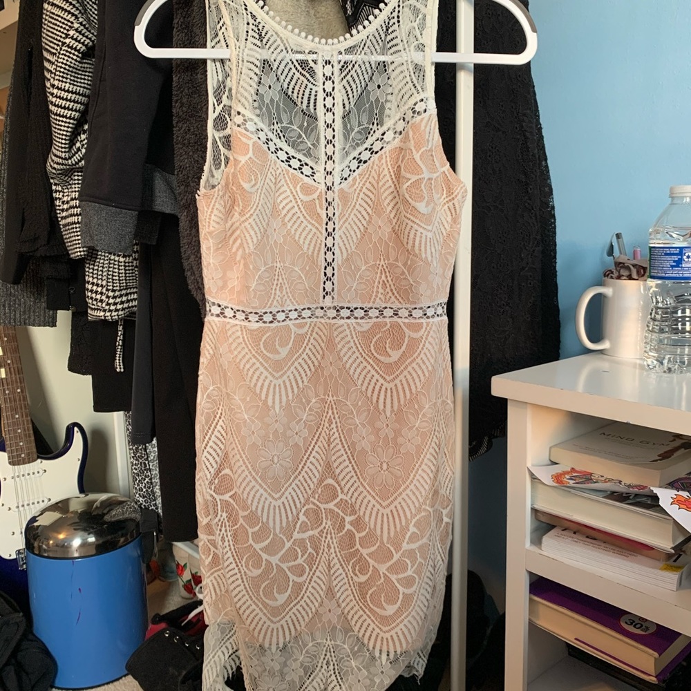 Lulu’s white lace dress